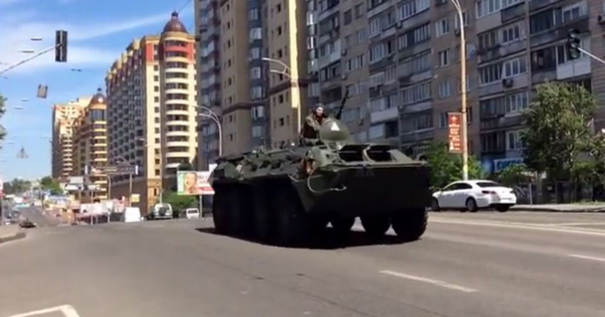 Міноборони вивело на вулиці Києва БТРи для охорони громадського порядку