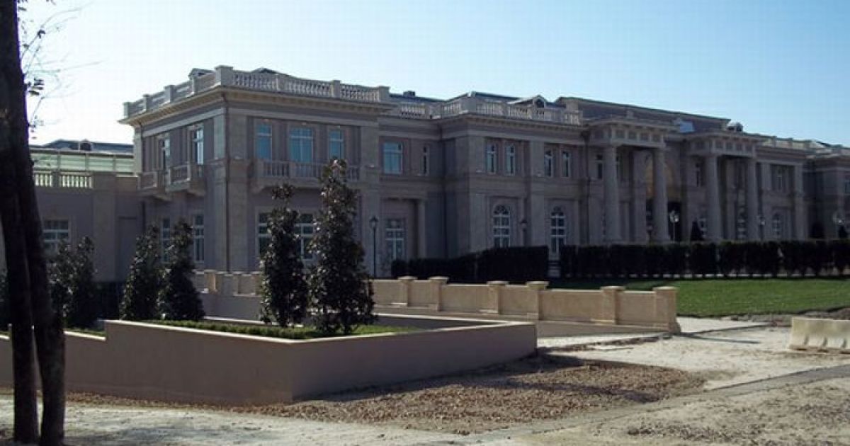 Роскошный "дворец Путина" на берегу Черного моря в селе Прасковеевка возле курортного города Гененджик в Краснодарском крае России / © kolyan.net