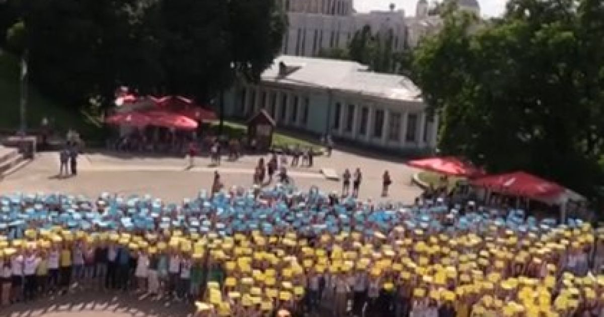 В Сети появилось видео флешмоба "Живая карта Украины"