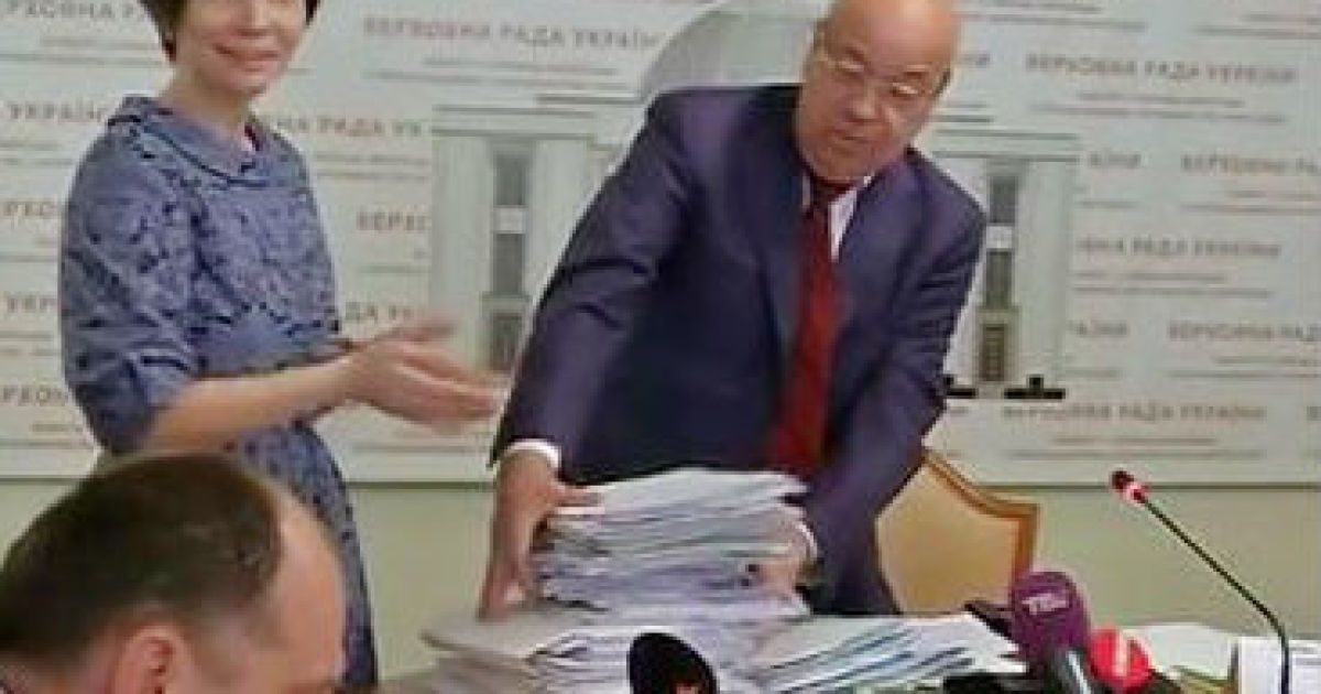 Народные депутаты Елена Бондаренко и Геннадий Москаль поспорили во время заседания в парламенте