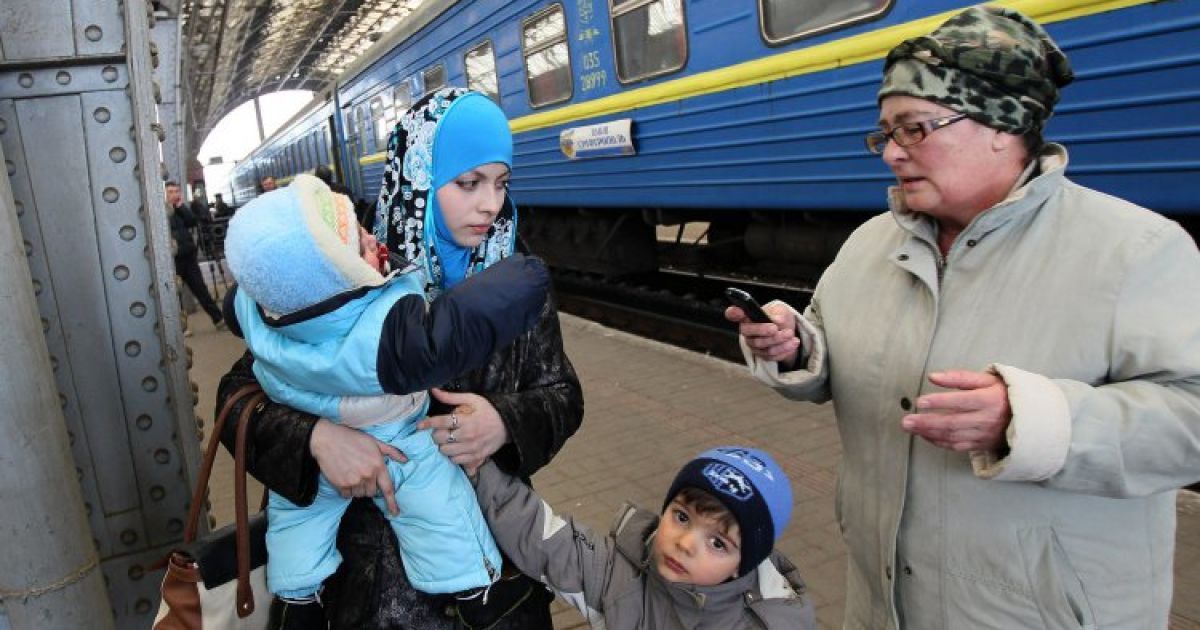 Українці дають прихисток і діляться останнім з біженцями зі Сходу
