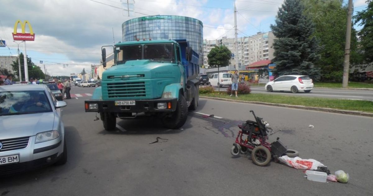 В Виннице под колесами "КрАЗа" погибла женщина на инвалидной электроколяске / © vn.20minut.ua