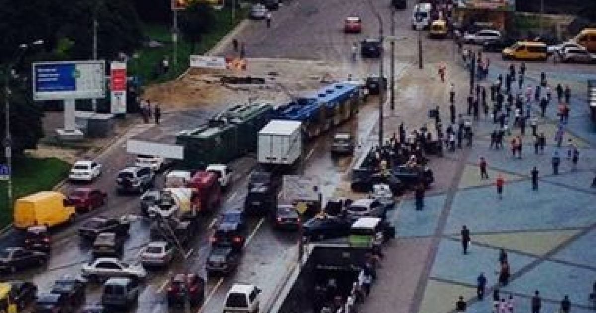 Общественный транспорт замер в пробке