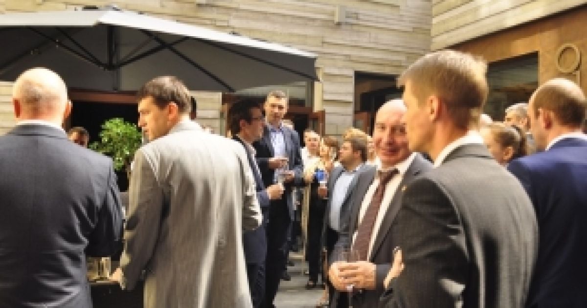 В ресторане гуляли около сотни коллег Кличко-старшего