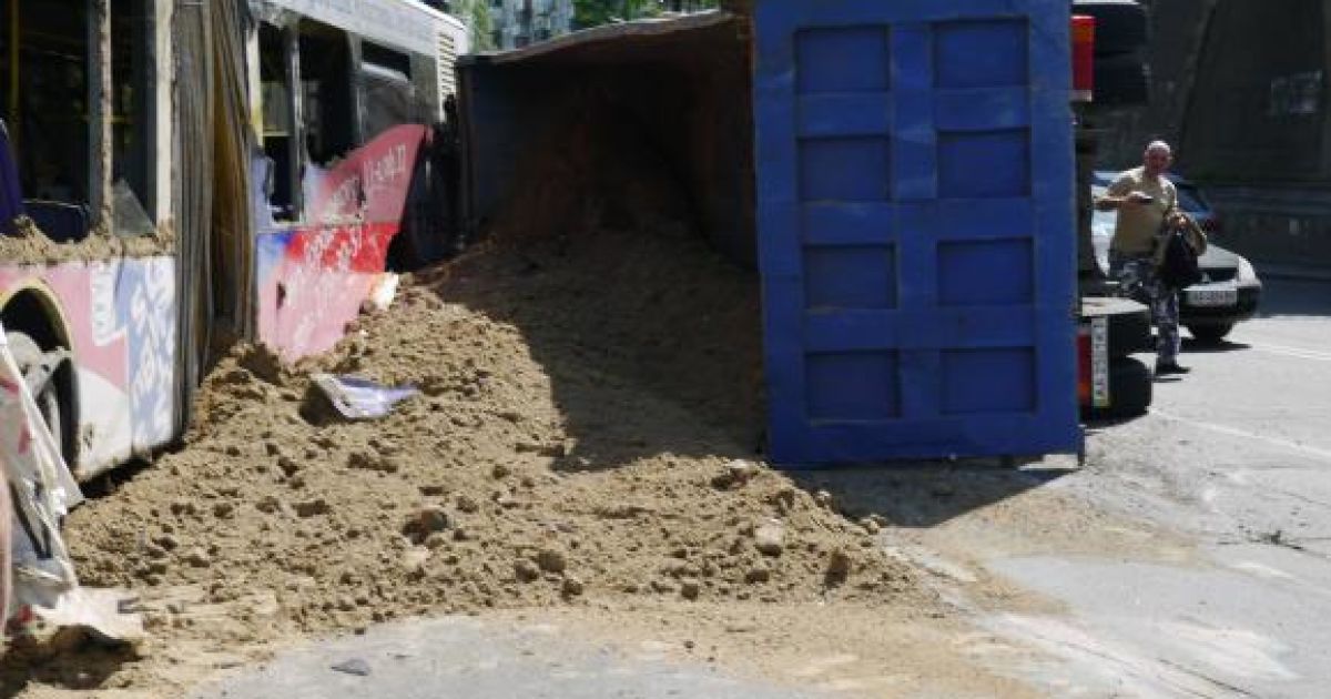 На Оболоні КамАЗ з піском &laquo;влетів&raquo; у тролейбус, є постраждалі