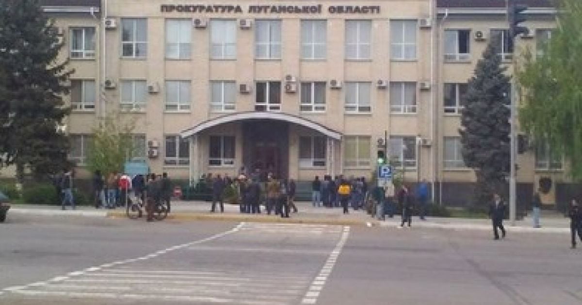Сепаратисты во второй раз за последнюю неделю захватили областную прокуратуру в Луганске