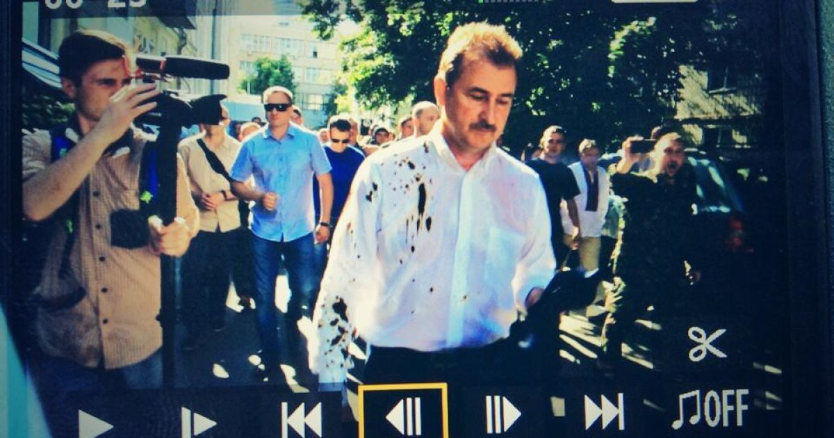 Попова облили йодом в Киеве