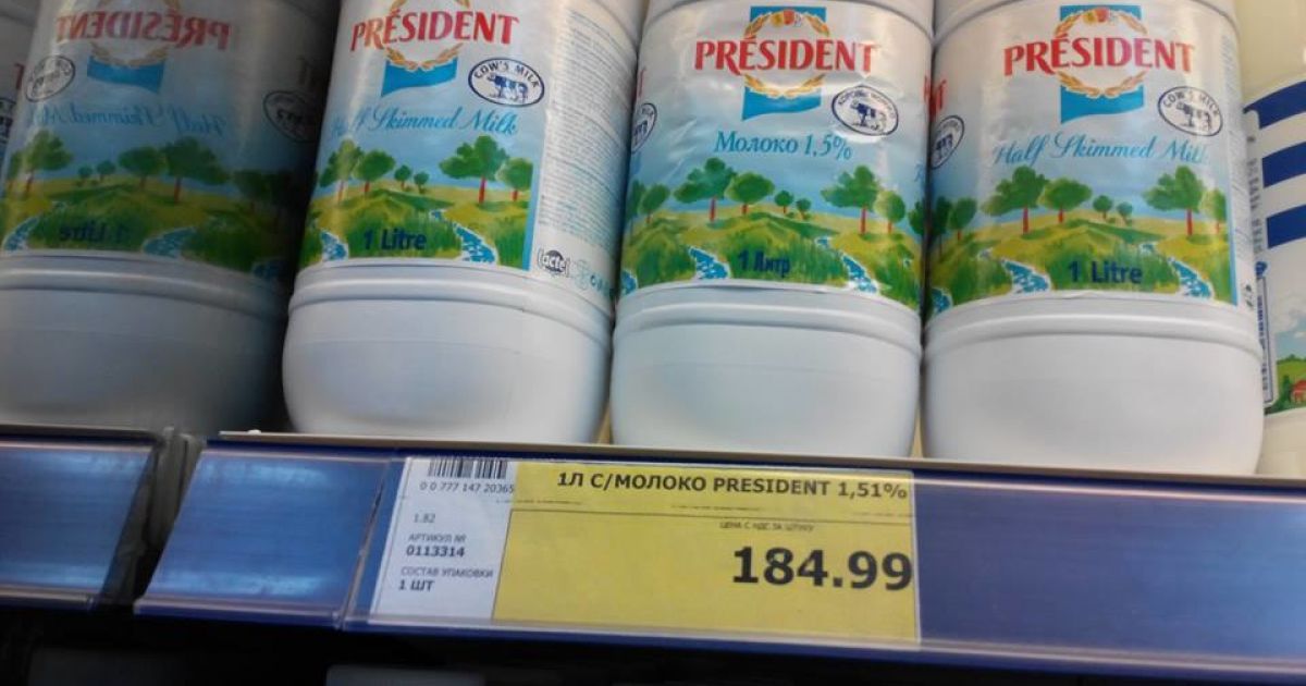 У сімферопольському гіпермаркеті "Метро" багато прилавків пустують, а всі ціни вказані в російських рублях / © МВС