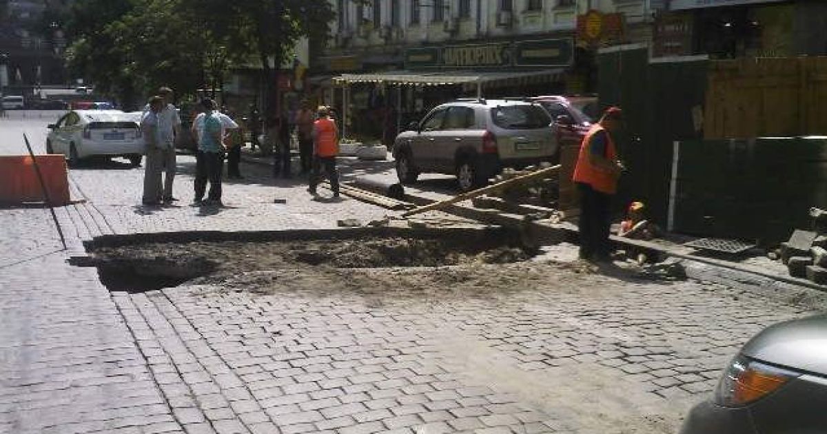 Часть дорожного покрытия провалилась на улице Хмельницкого.