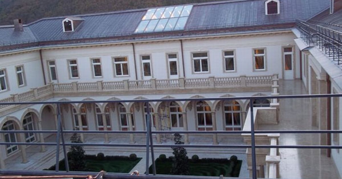 Роскошный "дворец Путина" на берегу Черного моря в селе Прасковеевка возле курортного города Гененджик в Краснодарском крае России / © kolyan.net