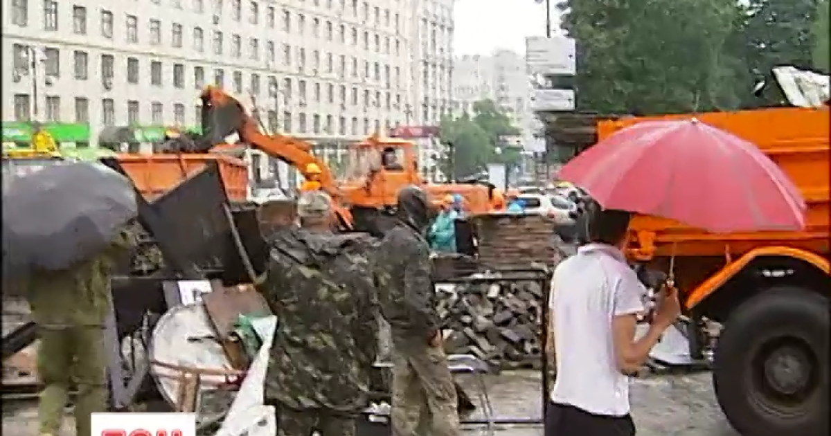 Частину барикад прибрали, але люди із Майдану не збираються йти геть