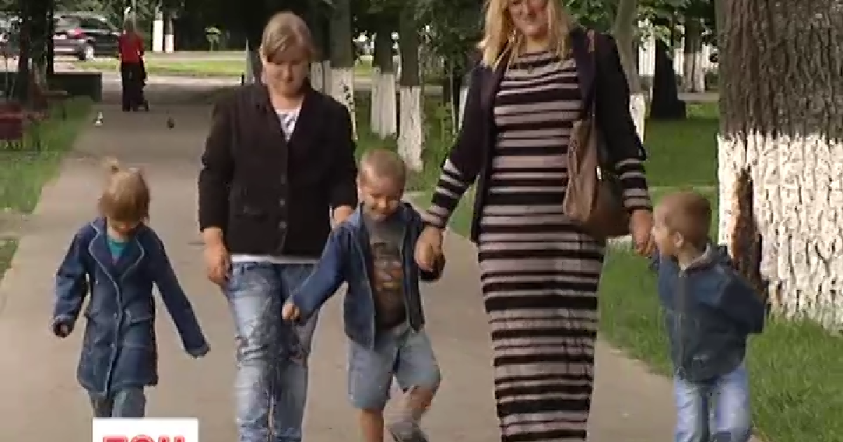 Багатодітна матір спілкується із чоловіком-добровольцем телефоном