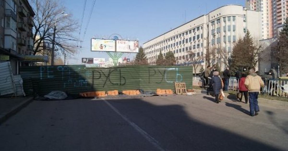 Сепаратисты строят баррикады