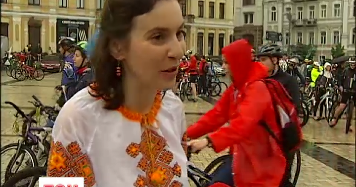 Киевляне под дождем ездили на велосипедах