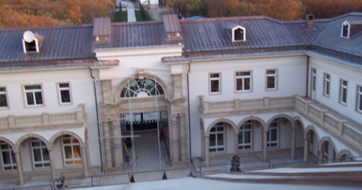 Роскошный "дворец Путина" на берегу Черного моря в селе Прасковеевка возле курортного города Гененджик в Краснодарском крае России / © kolyan.net