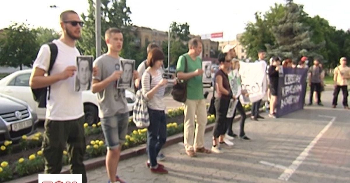 Активисты под посольством РФ требовали свободу для трех украинцев и "нары" для Путина