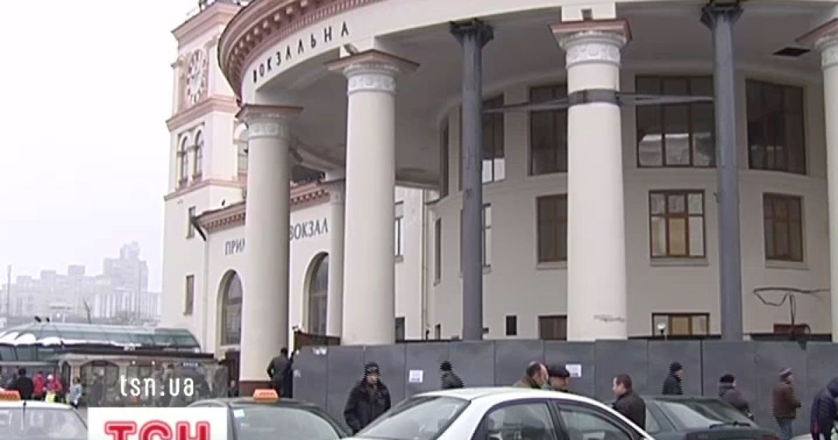 Метро "Вокзальная" внезапно закрыли.