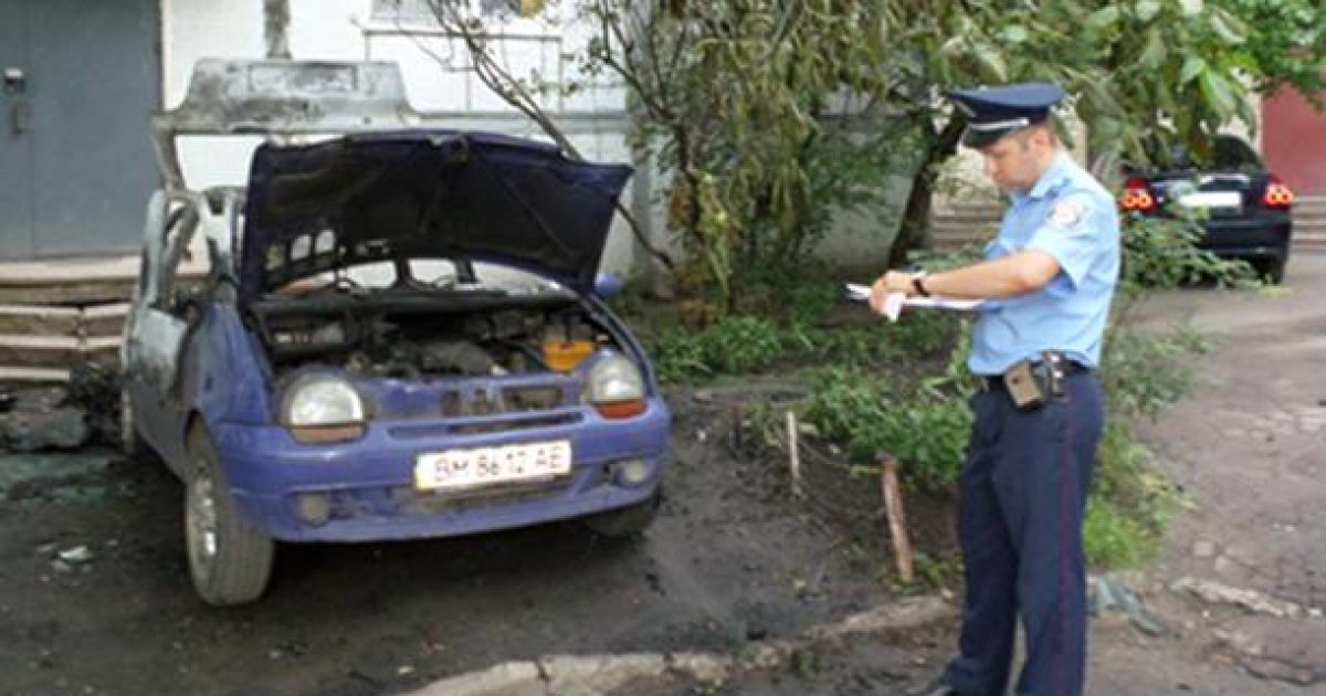 Авто женщины подожгли рано утром