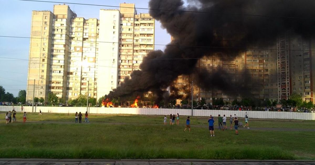На Троещине полностью сгорел автобус