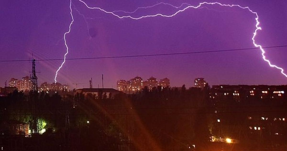 Гроза снова сопровождалась молниями и громом