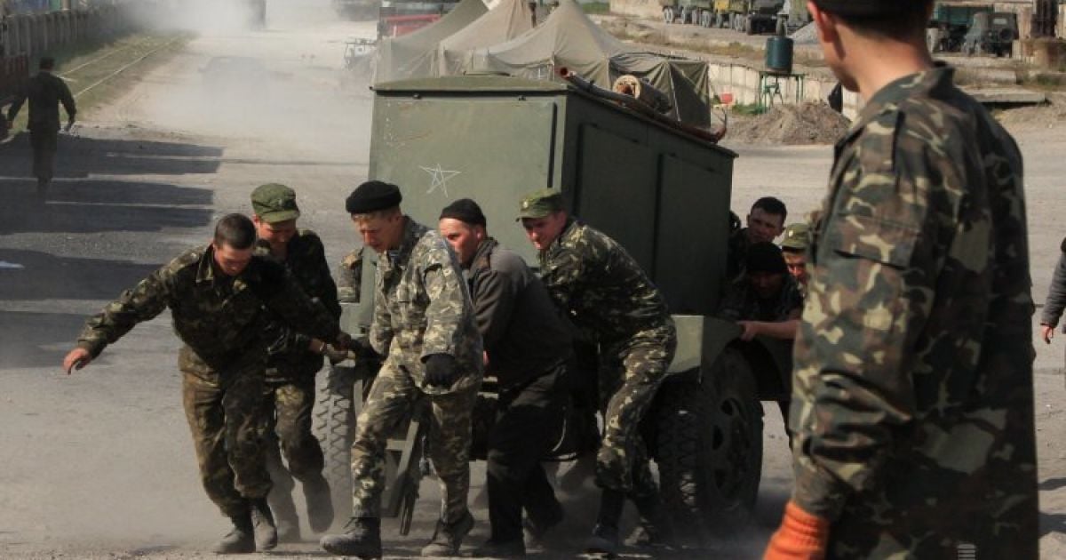 Военную технику вывезут из Крыма / © УНИАН