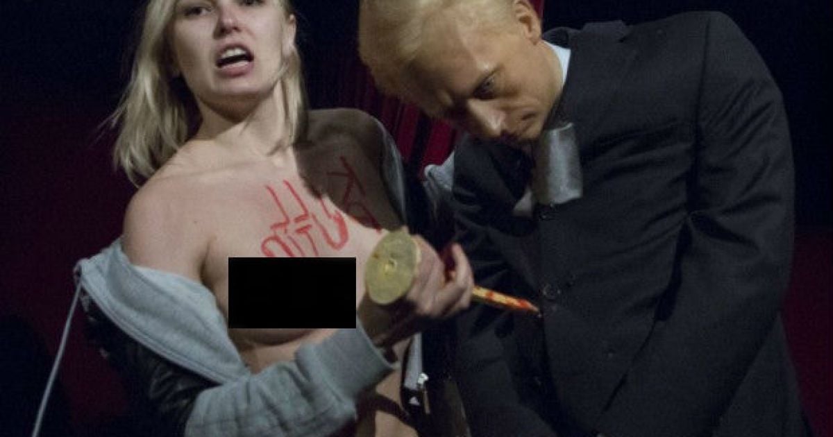 Активістка Femen встромила &laquo;осиковий кілок&raquo; восковому Путіну