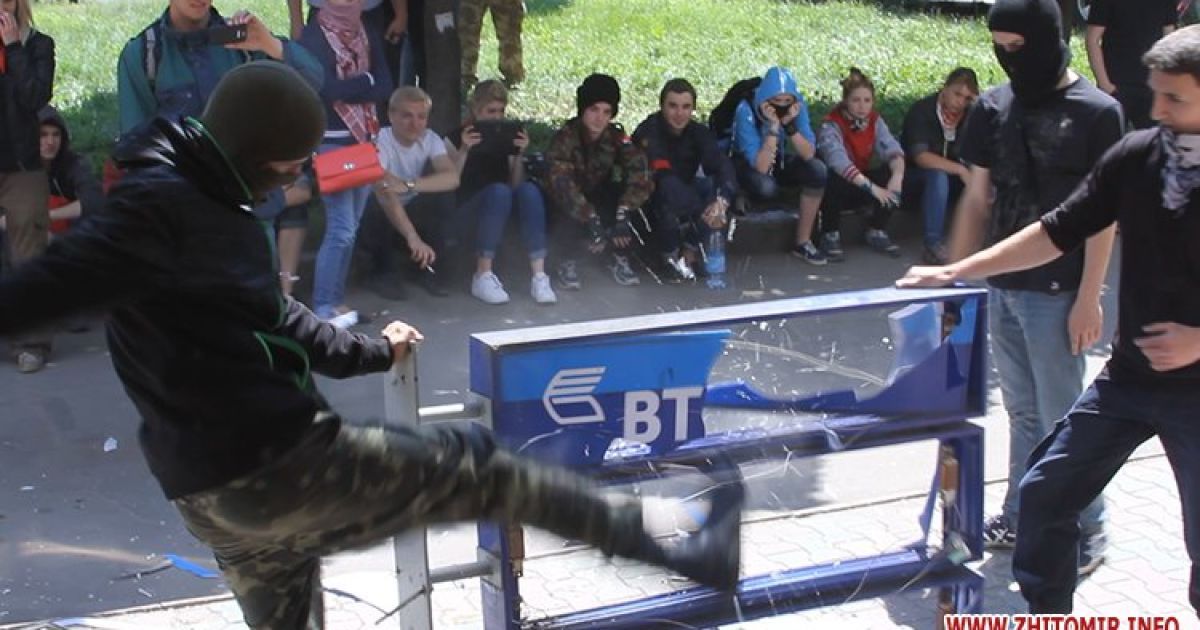 Пікетувальники, які виступають проти агресії Кремля щодо України, понівечили в Житомирі фасади, вивіски та банкомати російських банків / © zhitomir.info