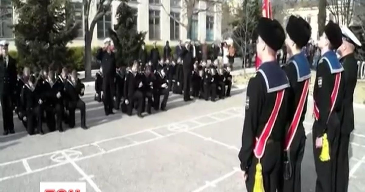 Севастопольские курсанты прощались со своим флагом на коленях