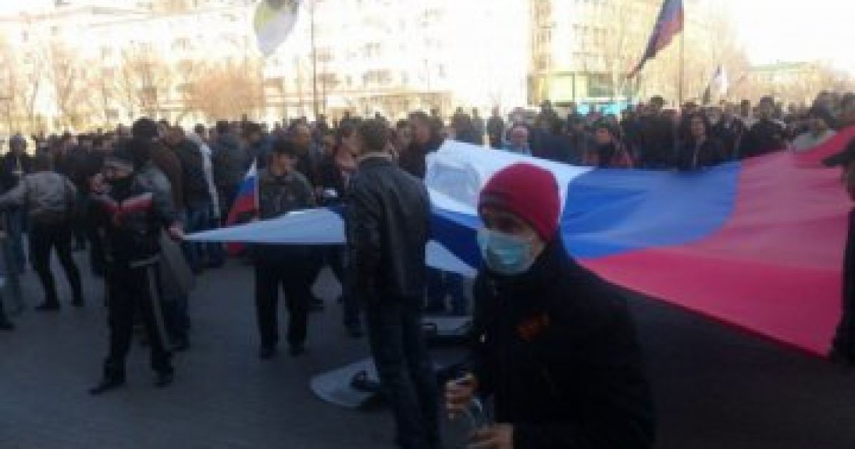 Агрессивно настроенные люди захватывают административные здания в Донецке