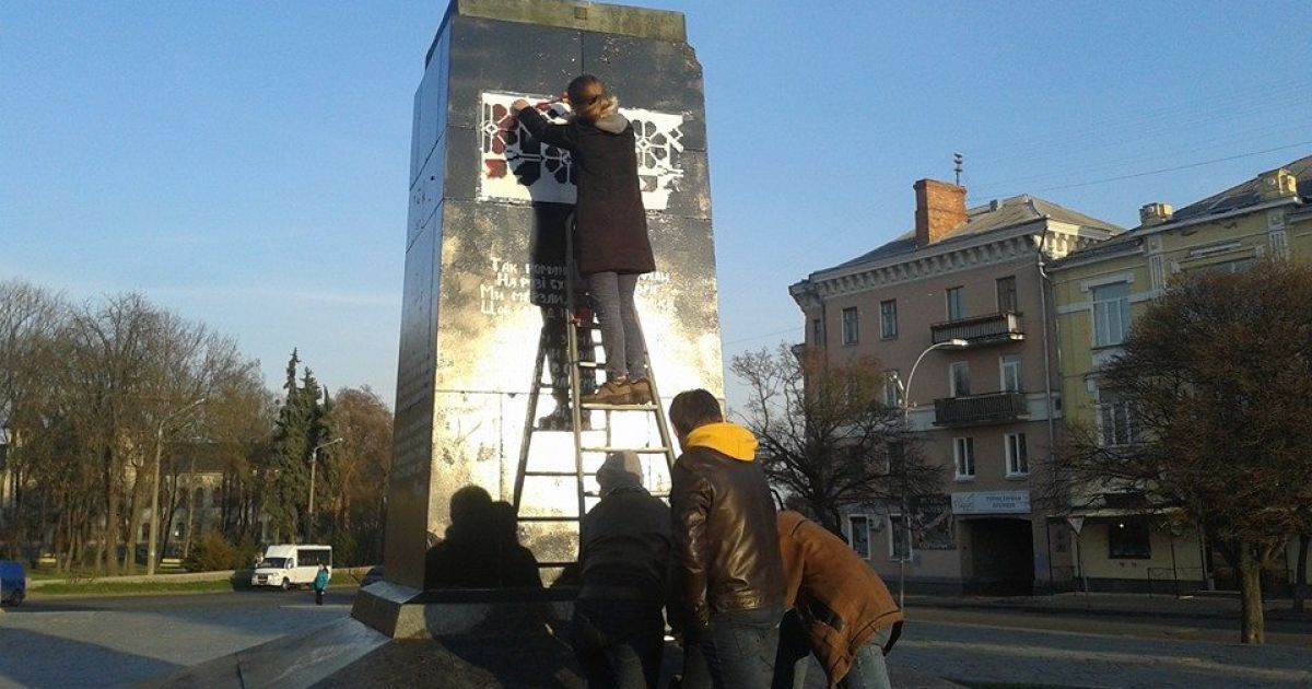 Постамент, где когда-то стоял памятник Ленину в Полтаве, превратили в мемориал Героев Майдана / © facebook.com/alexandra.sirotenko