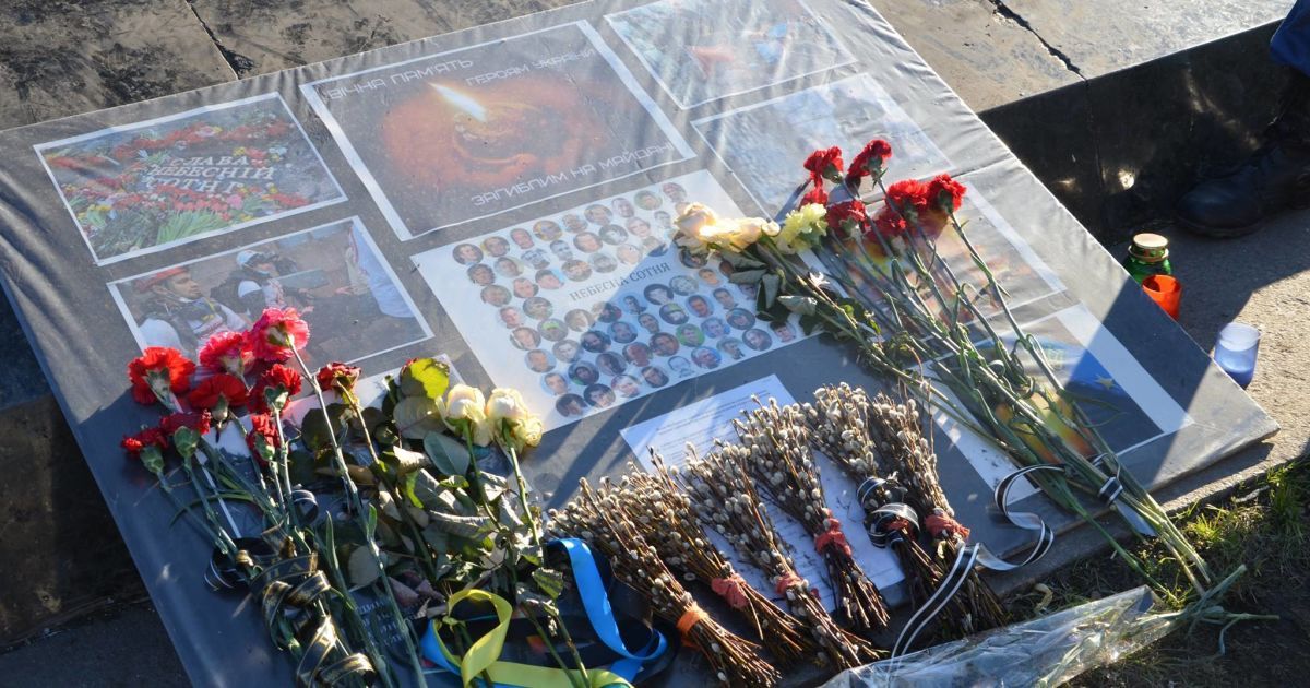 Постамент, где когда-то стоял памятник Ленину в Полтаве, превратили в мемориал Героев Майдана / © facebook.com/alexandra.sirotenko