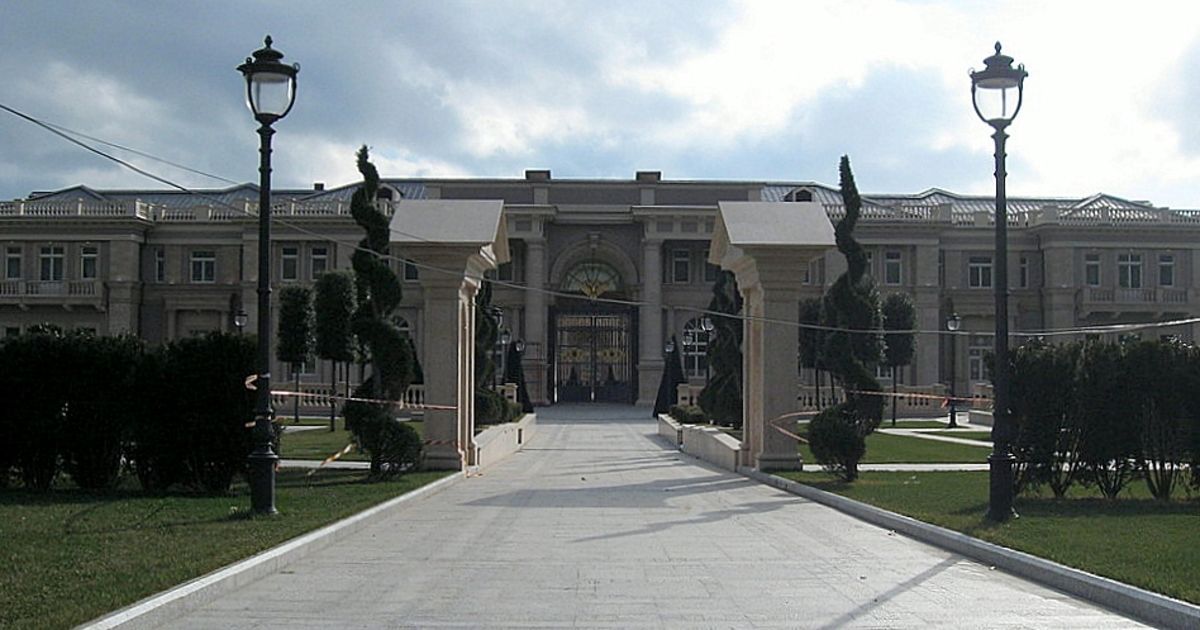 Роскошный "дворец Путина" на берегу Черного моря в селе Прасковеевка возле курортного города Гененджик в Краснодарском крае России / © livekuban.ru