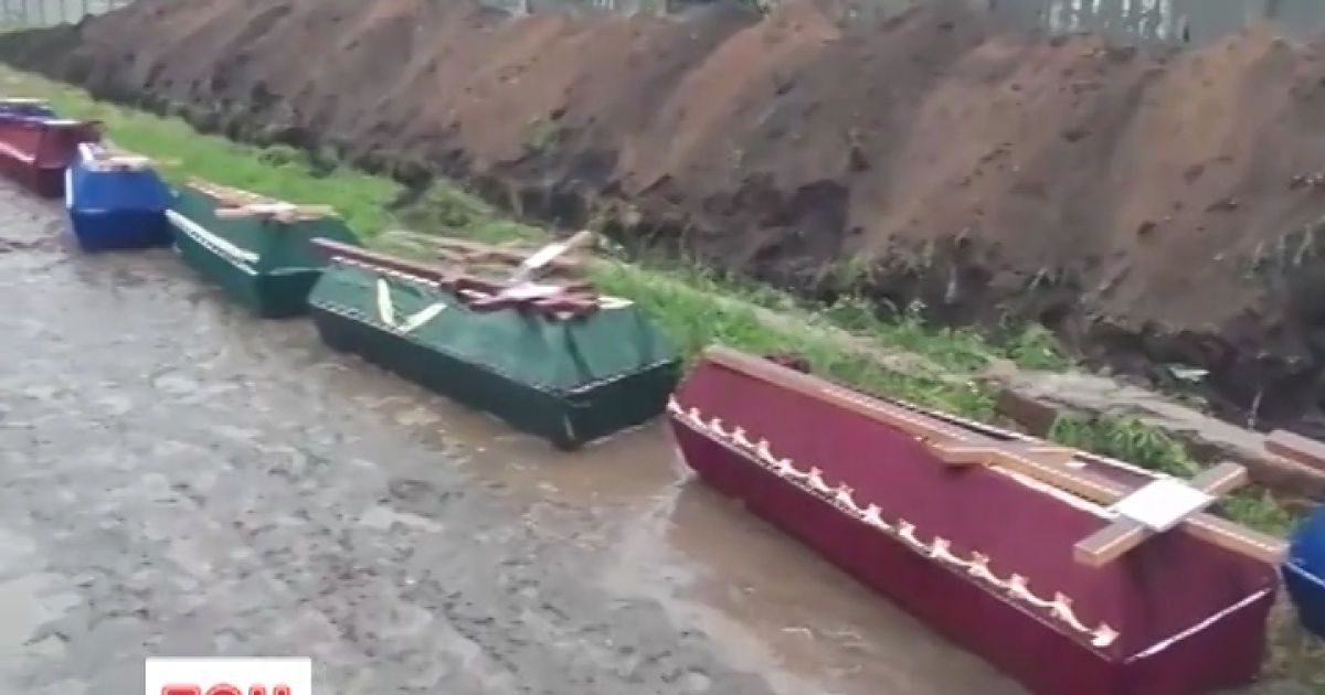 Загиблих бойовиків поховали к траншеї під парканом