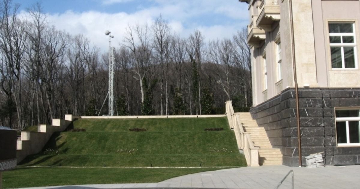 Роскошный "дворец Путина" на берегу Черного моря в селе Прасковеевка возле курортного города Гененджик в Краснодарском крае России / © livekuban.ru