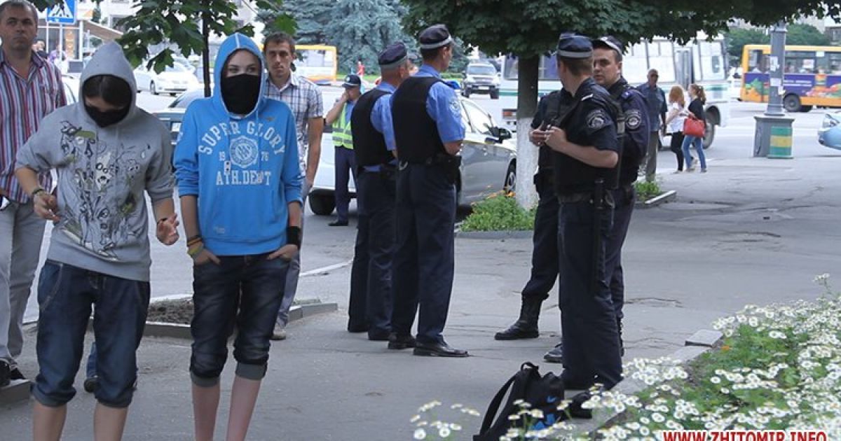 Пікетувальники, які виступають проти агресії Кремля щодо України, понівечили в Житомирі фасади, вивіски та банкомати російських банків / © zhitomir.info
