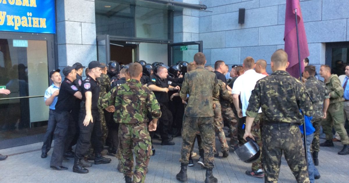 Возле стадиона произошло столкновение активистов Майдана с милицией