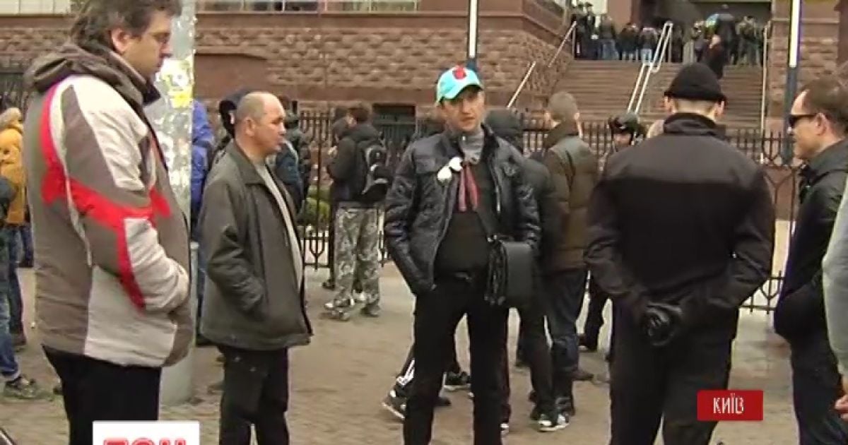 Активісти вимагали "беркутівців" вибачитися на колінах