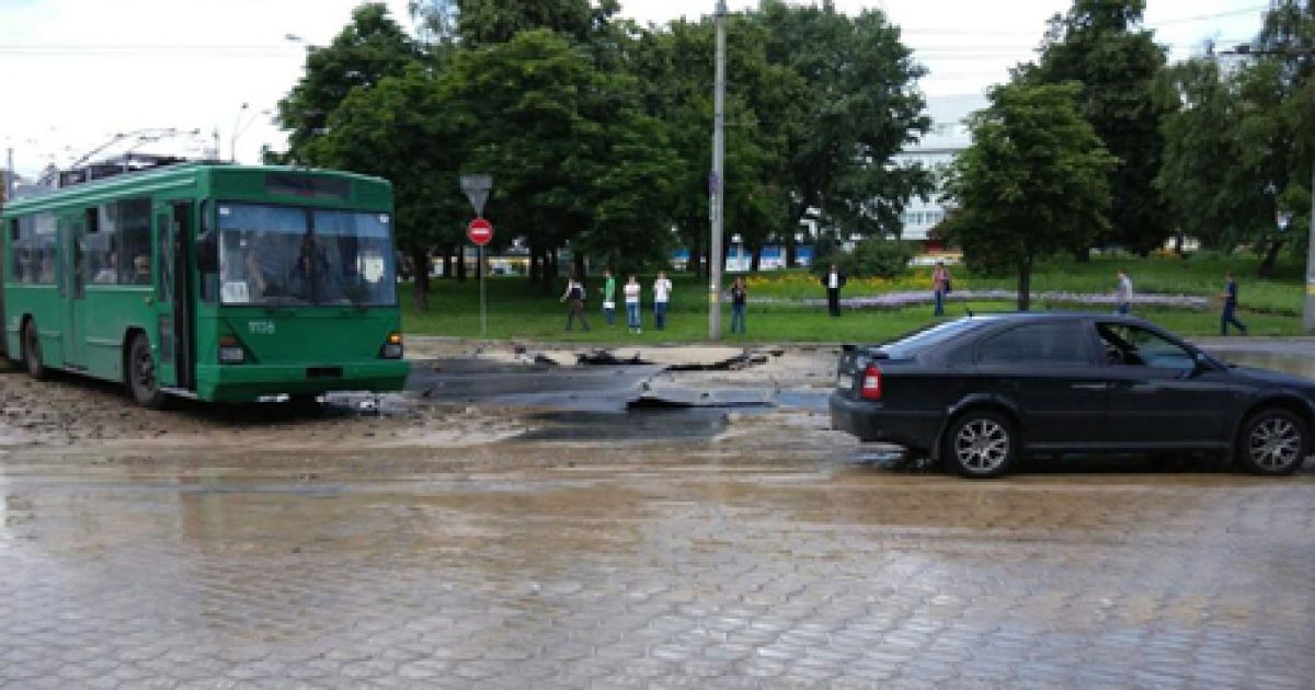 Десятки машин завмерли в заторі / © facebook.com/Goloseevski