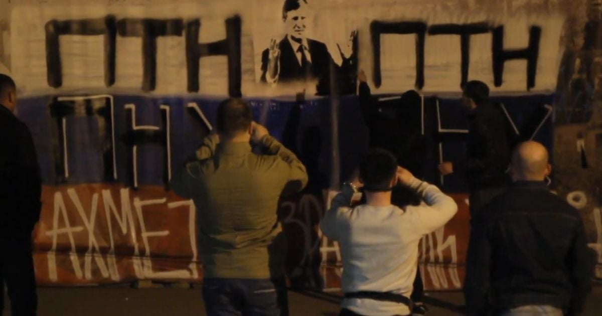 В інтернеті з&rsquo;явилося відео, як молоді хлопці лишили послання Ахметову за &laquo;зраду України&raquo;