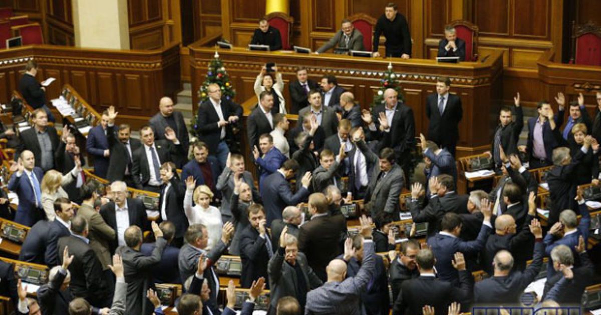 За законы 16 января голосовали поднятием рук