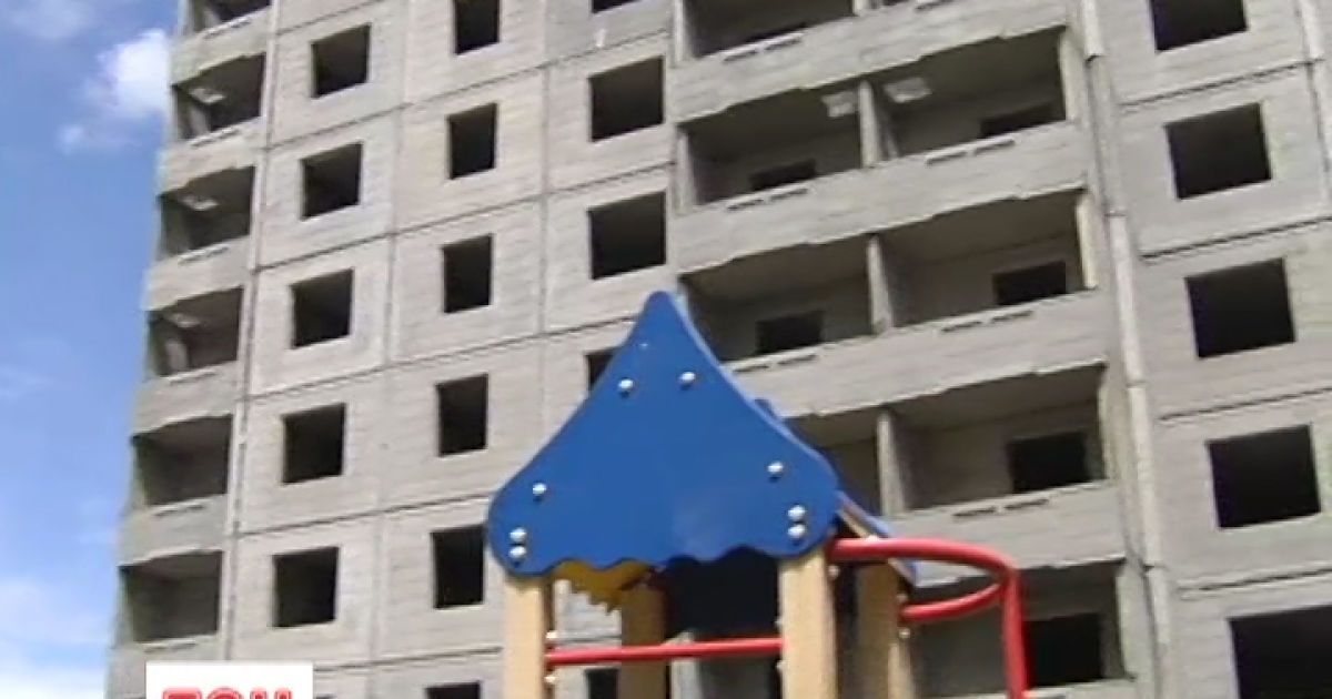 Недобудований будинок устиг зарости бурʼяном