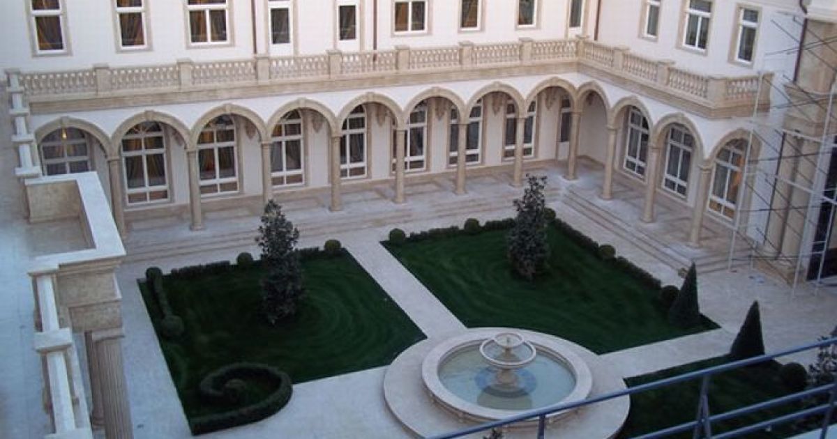 Роскошный "дворец Путина" на берегу Черного моря в селе Прасковеевка возле курортного города Гененджик в Краснодарском крае России / © kolyan.net