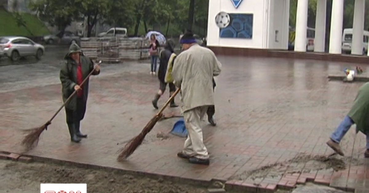 Сейчас возле стадиона чисто