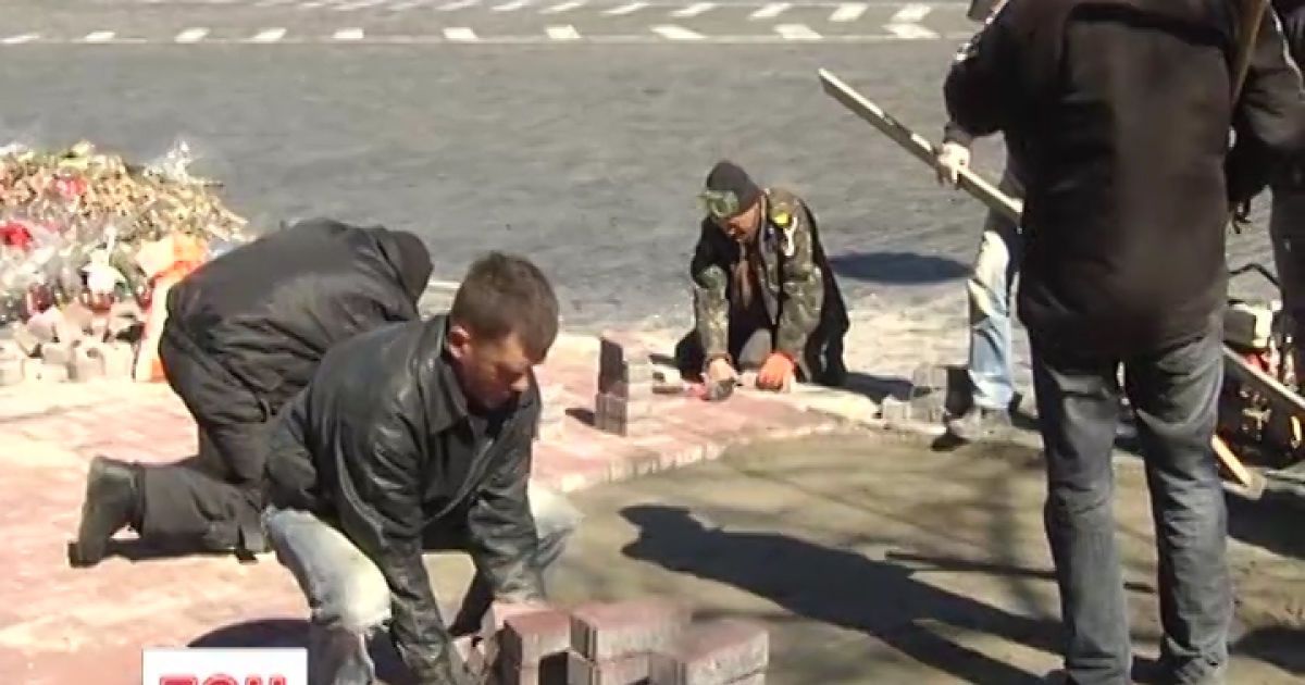 Активисты устроили грандиозный субботник на Майдане