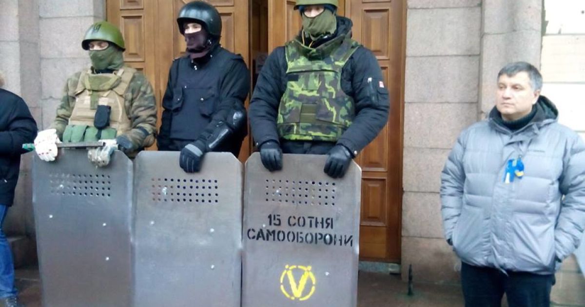 Арсен Аваков (крайний справа) отправился сегодня к сепаратистам на Восток Украины