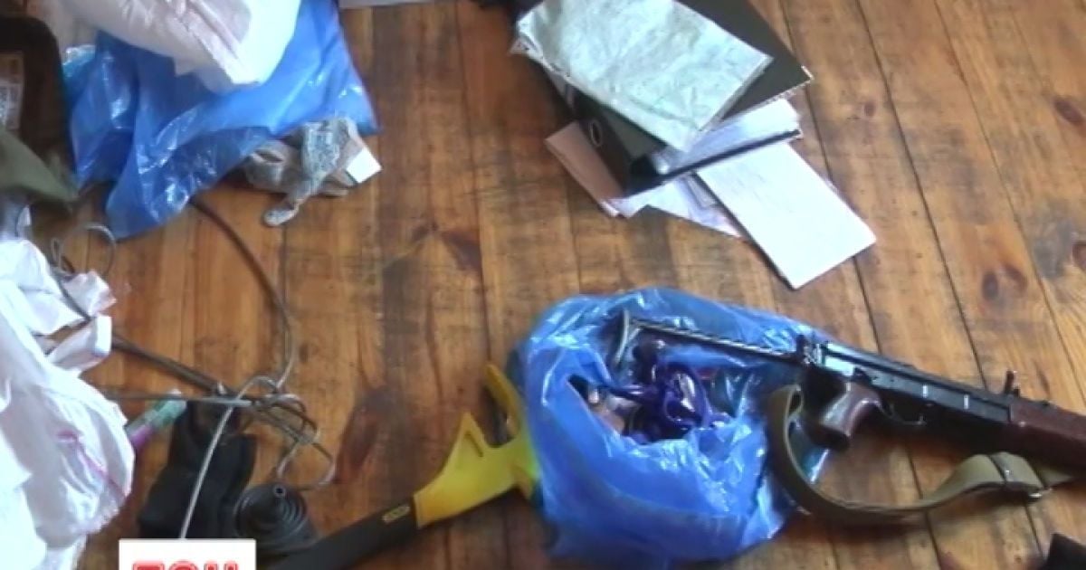 У молодиків виявили 3 автомати, 2 пістолети, лук, порох та силу-силенну набоїв