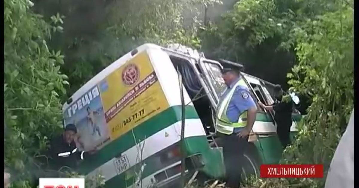 Автобус упав з триметрового спуску