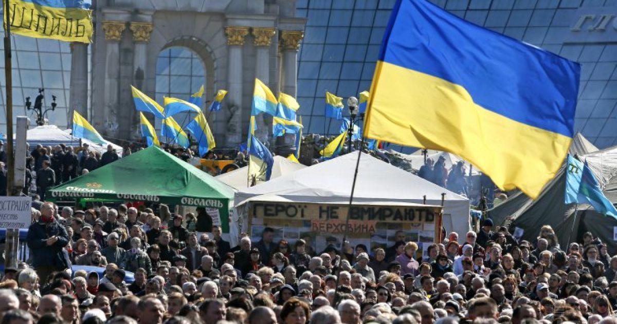 На Майдане християне молятся за Украину. Иллюстрация