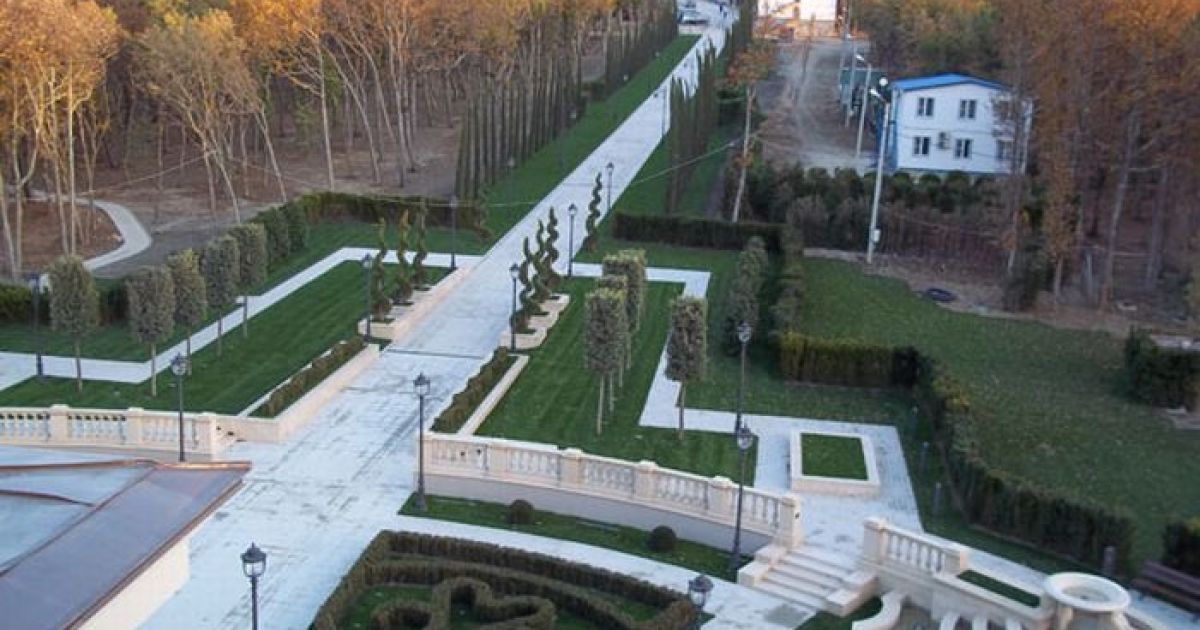 Роскошный "дворец Путина" на берегу Черного моря в селе Прасковеевка возле курортного города Гененджик в Краснодарском крае России / © kolyan.net