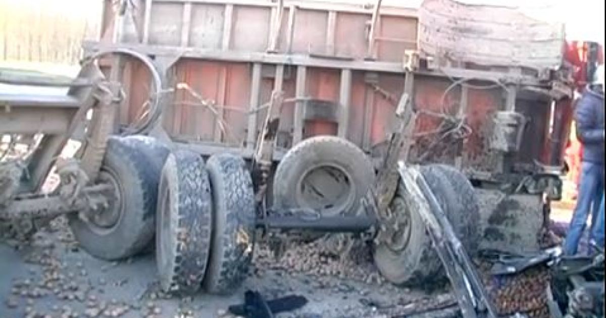 Водій вантажівки заснув за кермом